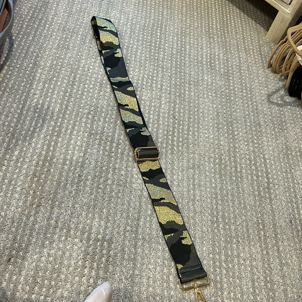 Brand new never worn adjustable guitar pocket book strap